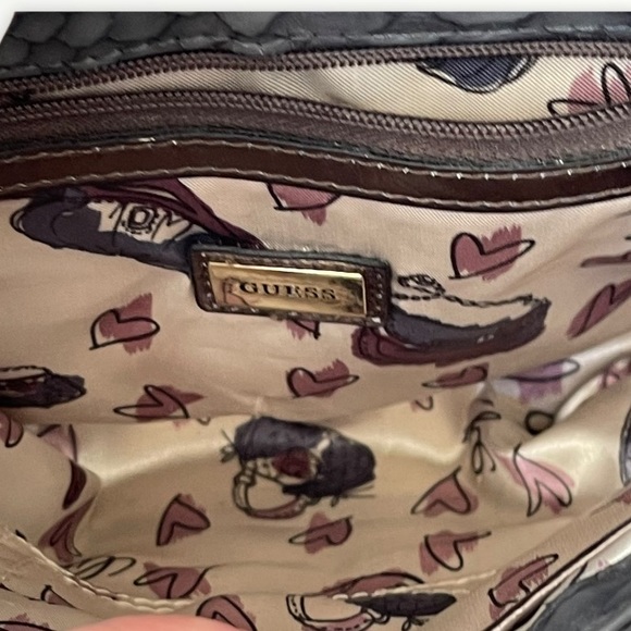 Guess Crossbody! - Picture 5 of 11